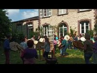 Cercle de Consecration pendant la naissance de "Mama Drum" pour la Paix le dimanche 8 mai 2022